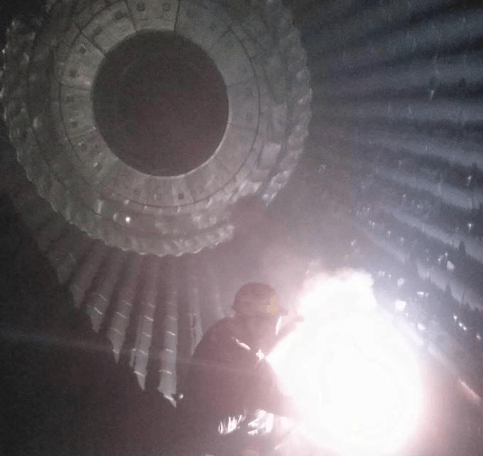 球磨機安裝焊接現場|江河機械