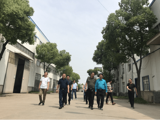 江蘇江河桂總帶領大家去參觀工廠