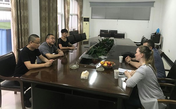 江蘇江河領導與俄羅斯客戶交談