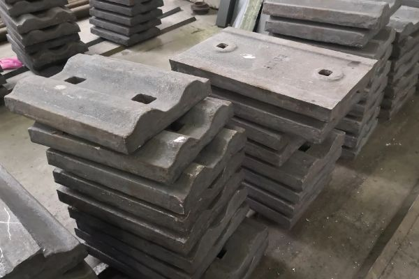 水泥廠磨機內部的襯板 水泥廠磨機內部的襯板