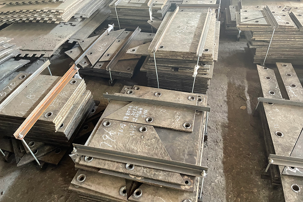 供應埋弧焊鏡面耐磨襯板