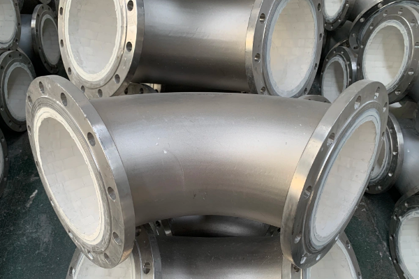 在工業生產中，物料輸送管道常常面臨磨損、腐蝕和高溫等復雜工況的挑戰.為了滿足這些苛刻條件,物料管304管道+95氧化鋁陶瓷的組合應運而生...