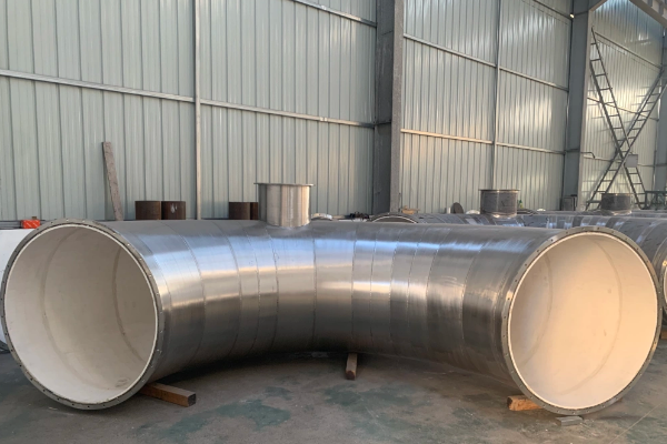 在工業生產中，物料輸送管道常常面臨磨損、腐蝕和高溫等復雜工況的挑戰.為了滿足這些苛刻條件,物料管304管道+95氧化鋁陶瓷的組合應運而生...